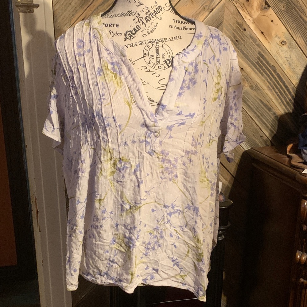 White Floral Pintuck V-Neck Tunic with Lavender Accents